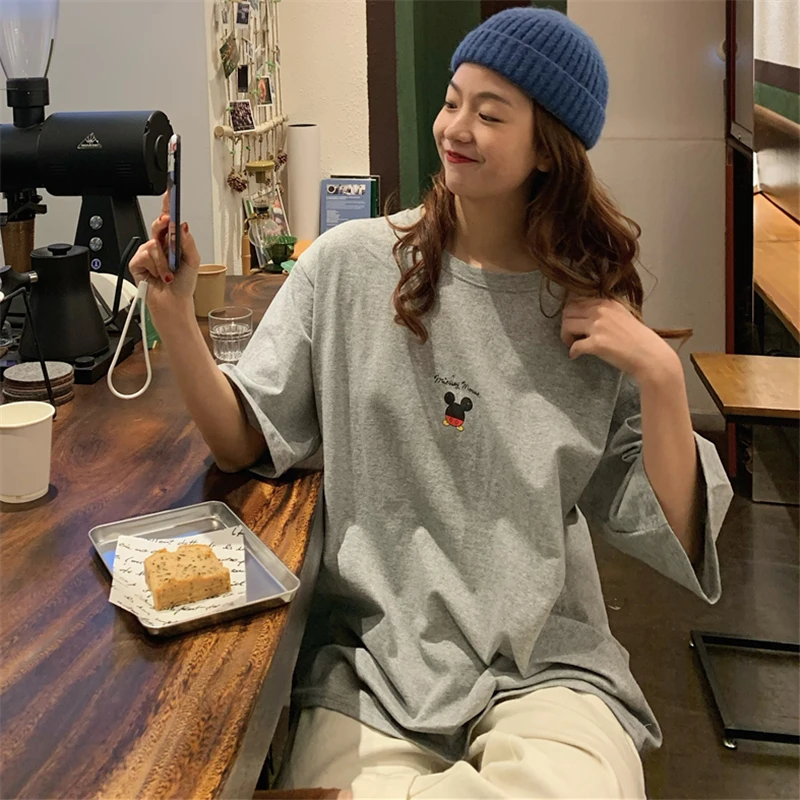 Женская футболка с мультяшным принтом белая или черная Повседневная из хлопка в