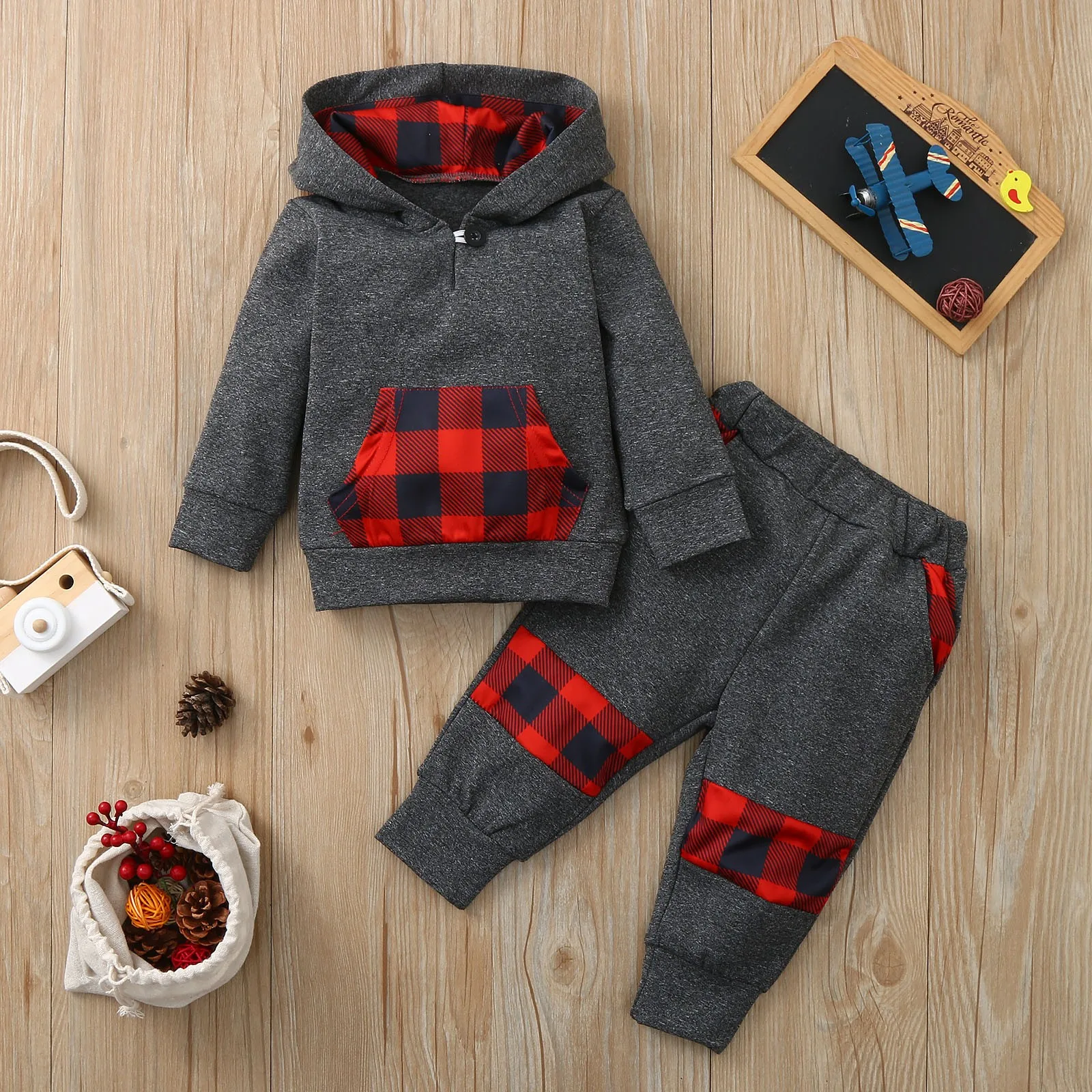 Комплект одежды для новорожденных толстовка с капюшоном и длинные штаны в клетку