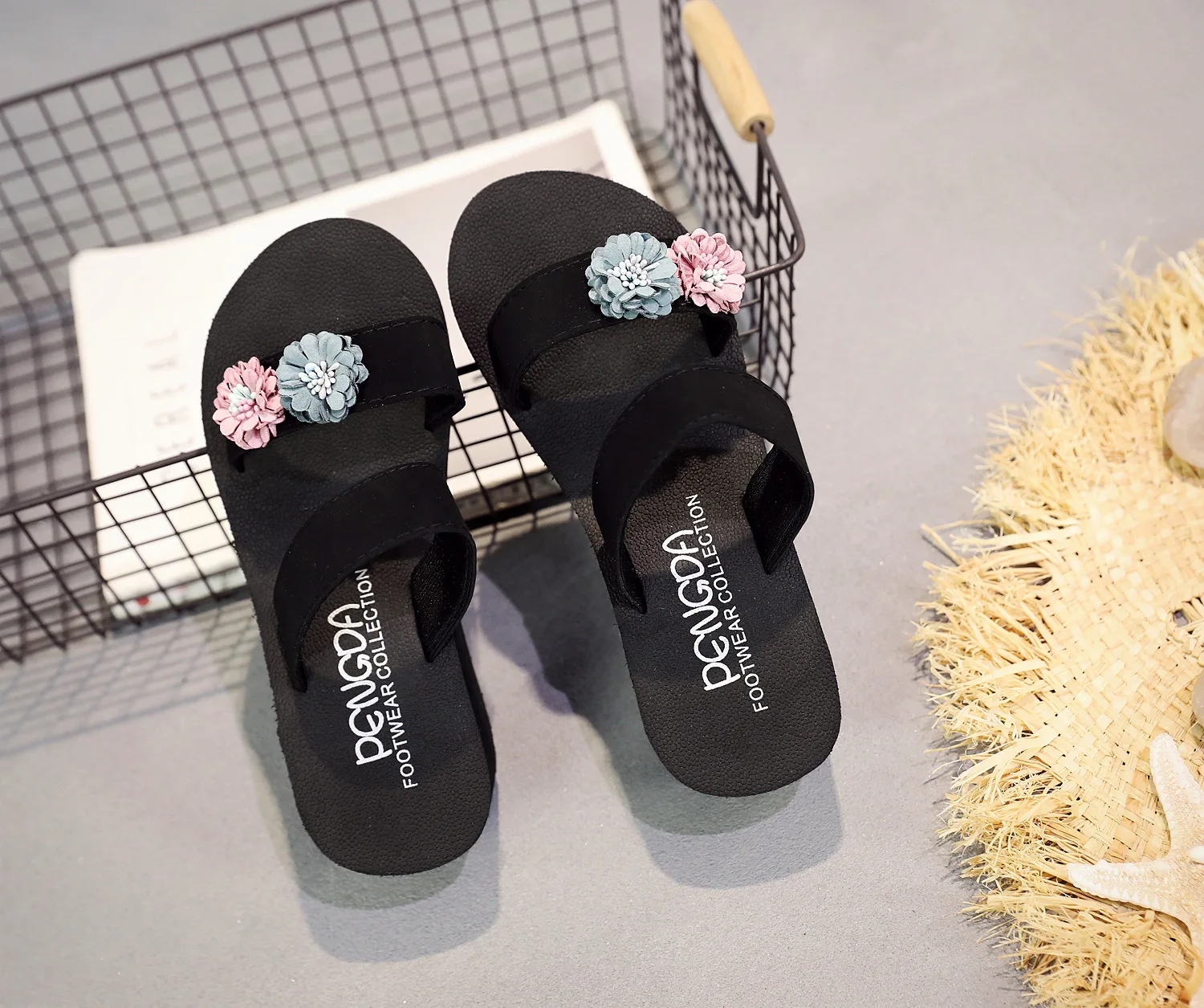 

Shoes On A Wedge Womens Slippers Outdoor Shale Female Beach Slides Pantofle Flower Fashion Low Sabot 2021 Soft Luxury Cotton Fab