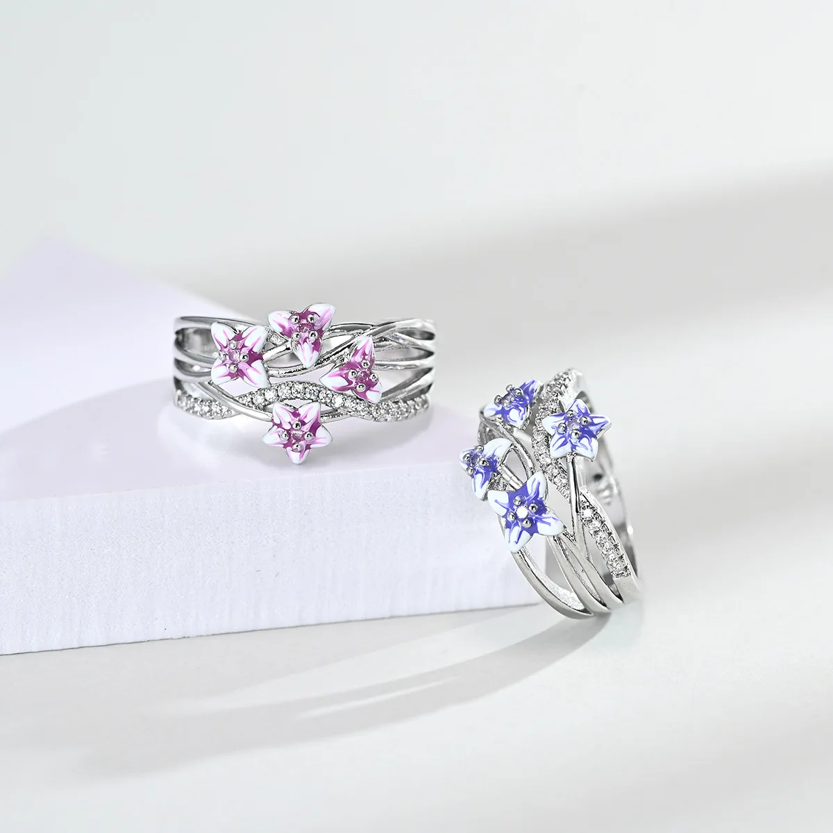 Женское посеребренное кольцо с эмалью обручальное фиолетовым и розовым цветком