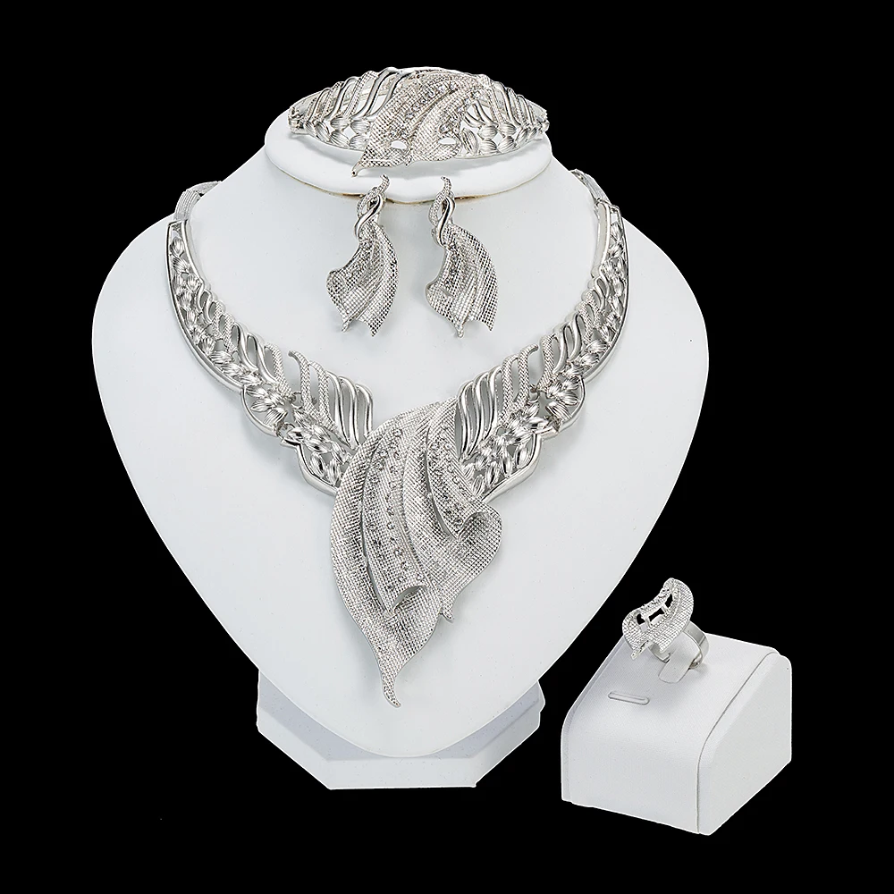 Женский ювелирный комплект из ожерелья и серёг серебристого цвета Дубая |