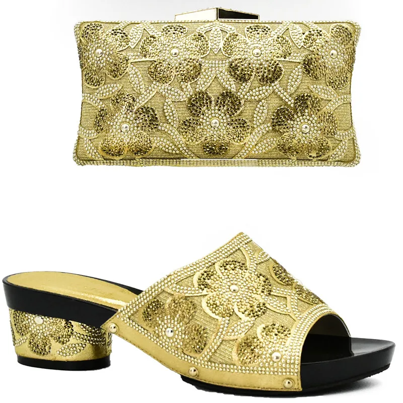 Набор женских туфель и сумок в итальянском стиле золотого цвета украшенные