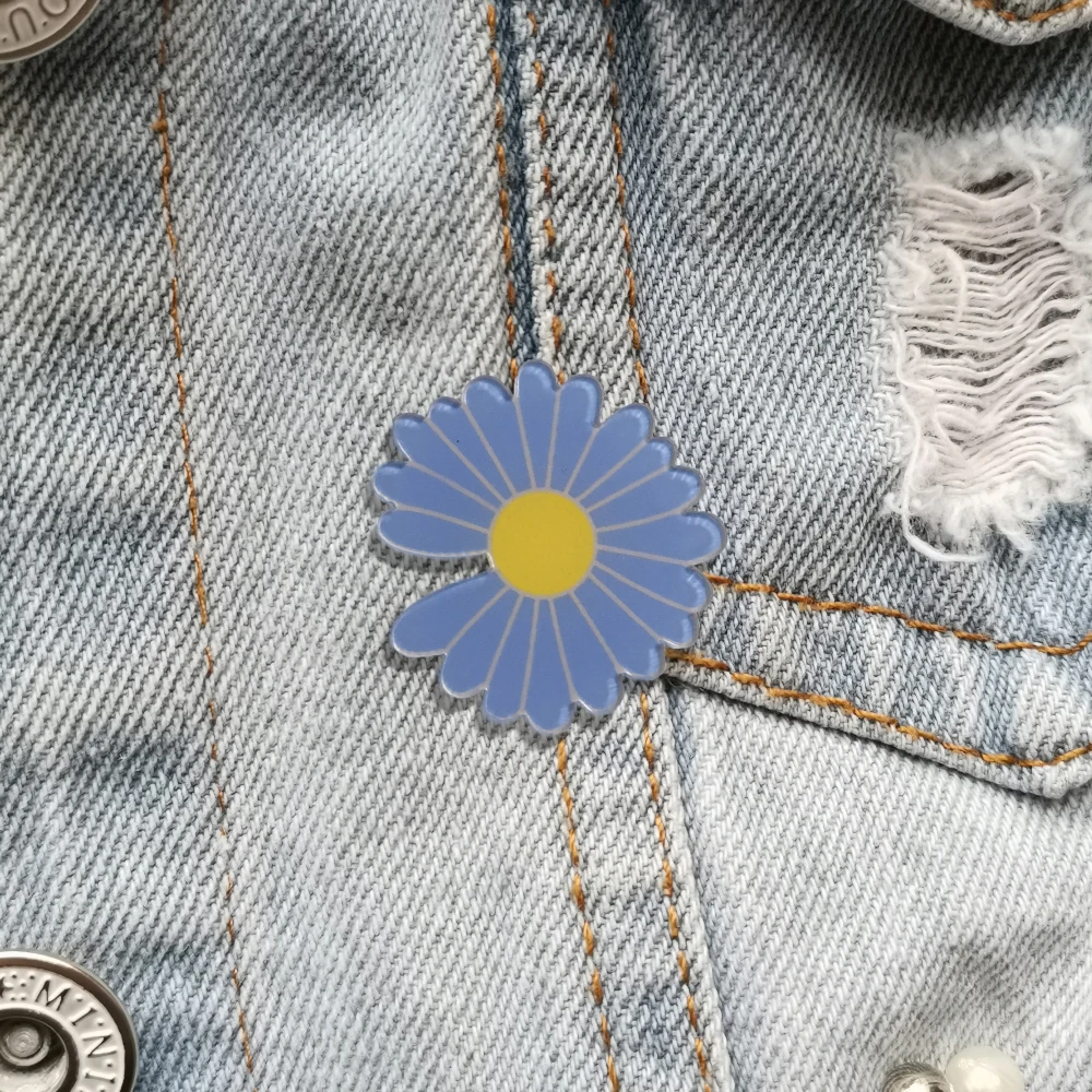 

Fashion Blue Daisy Vintage Pins For Women Beautiful Acrylic Brooch Cute Jewelry Badges Scarf Buckle Shirt Hat Accessories