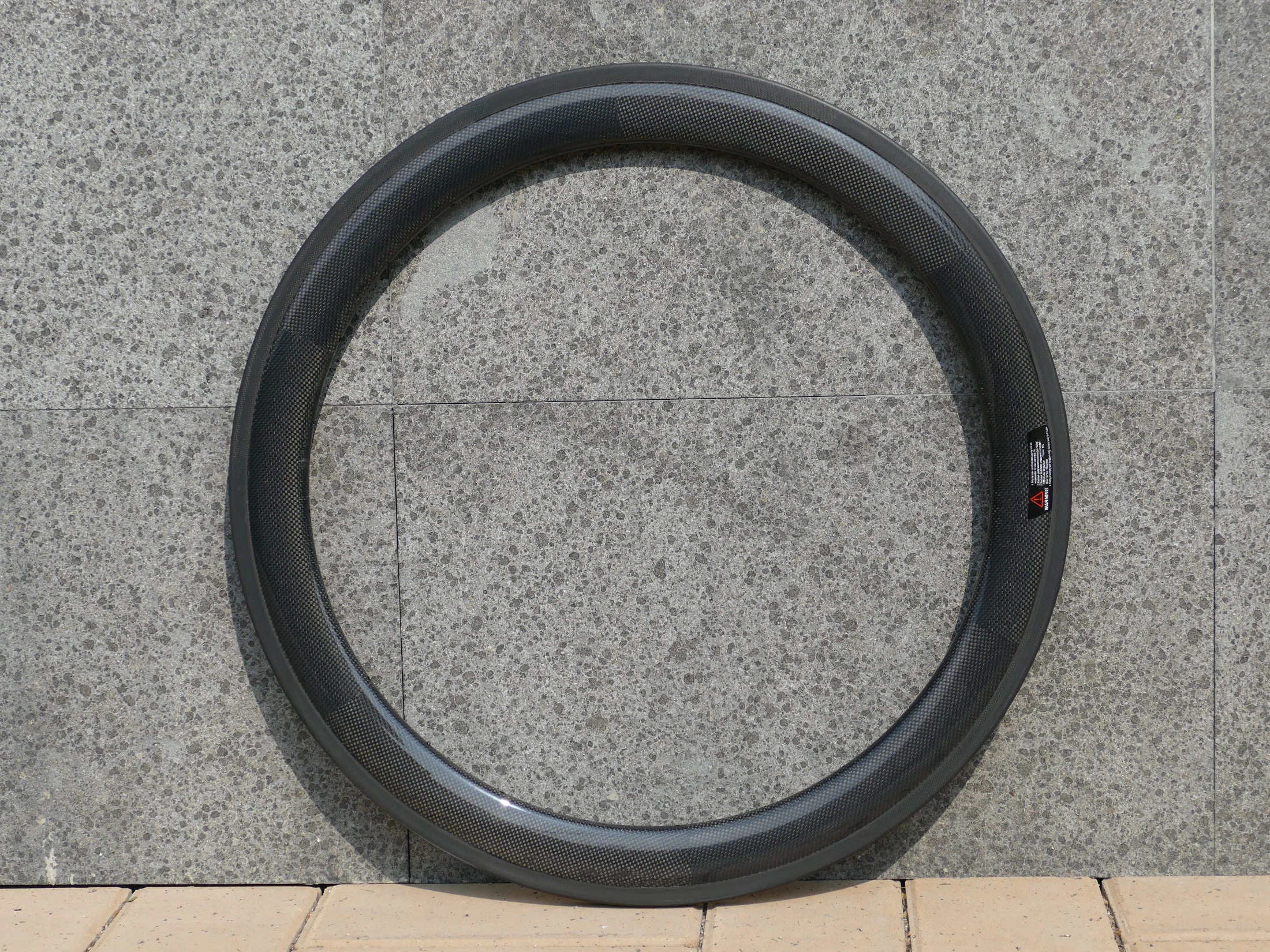 В том числе 1 пара обода полностью карбоновые для шоссейного велосипеда