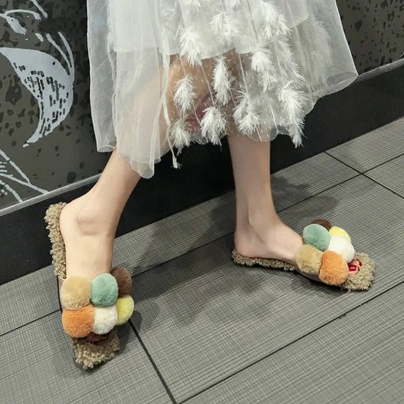 Coslony/зимние женские плюшевые тапочки меховые шлёпанцы с помпонами милая обувь