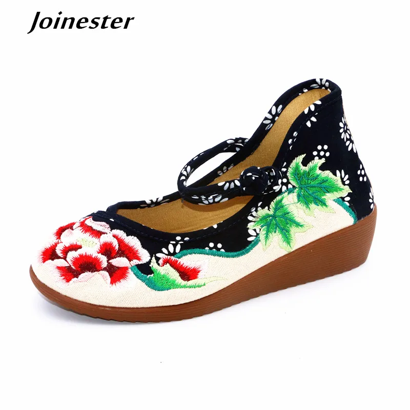 Женские туфли лодочки на танкетке с круглым носком и цветочной вышивкой