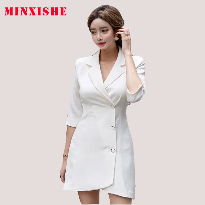 Осеннее женское платье с короткими рукавами и вырезом деловое мини одной