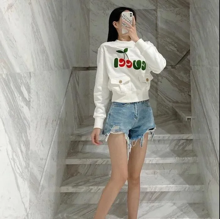 

Милый карманный дизайн с круглым вырезом и надписью для девушек