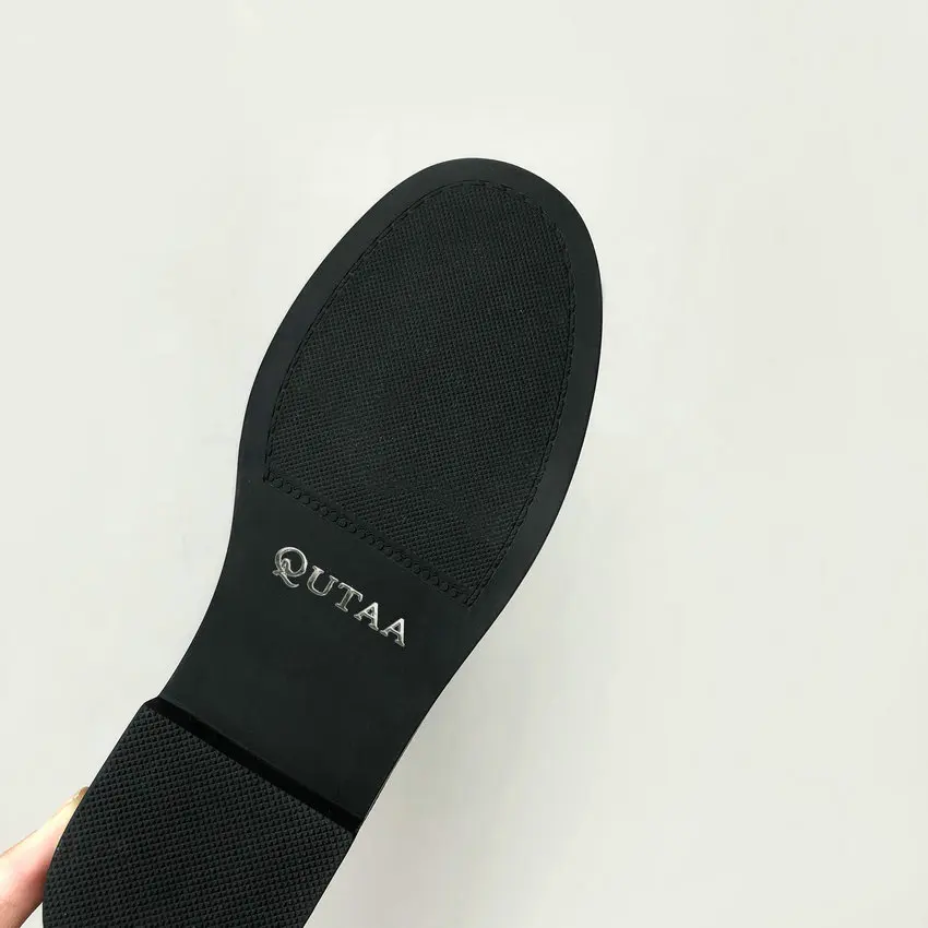QUTAA/ г. Модная женская обувь из натуральной кожи с заклепками и пряжкой на молнии зимние сапоги до колена на низком квадратном каблуке с круглым носком размер 34-42