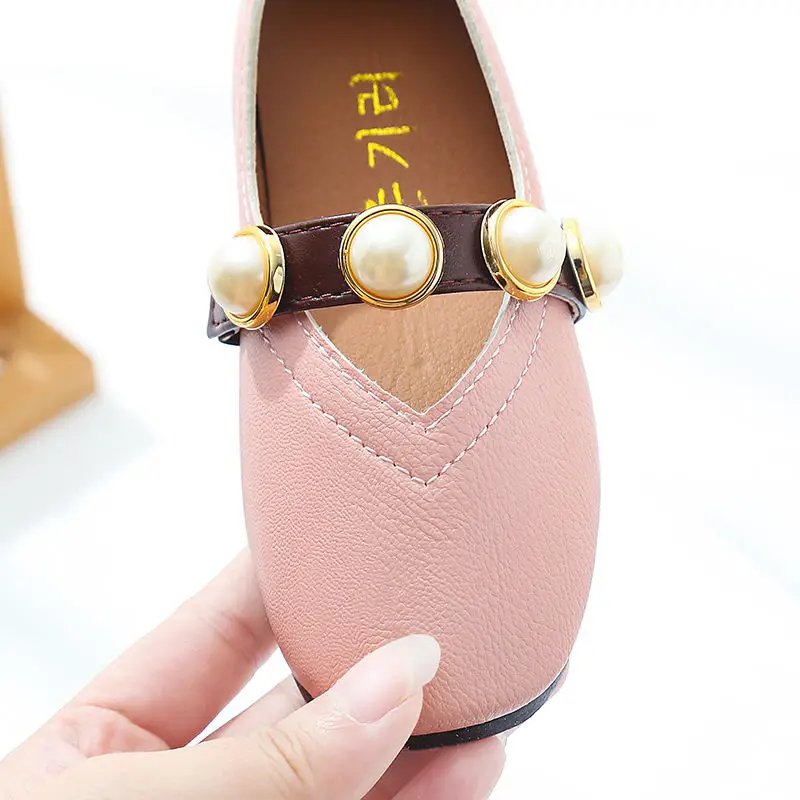 Бежевые кожаные туфли на плоской подошве для девочек Детские лоферы с