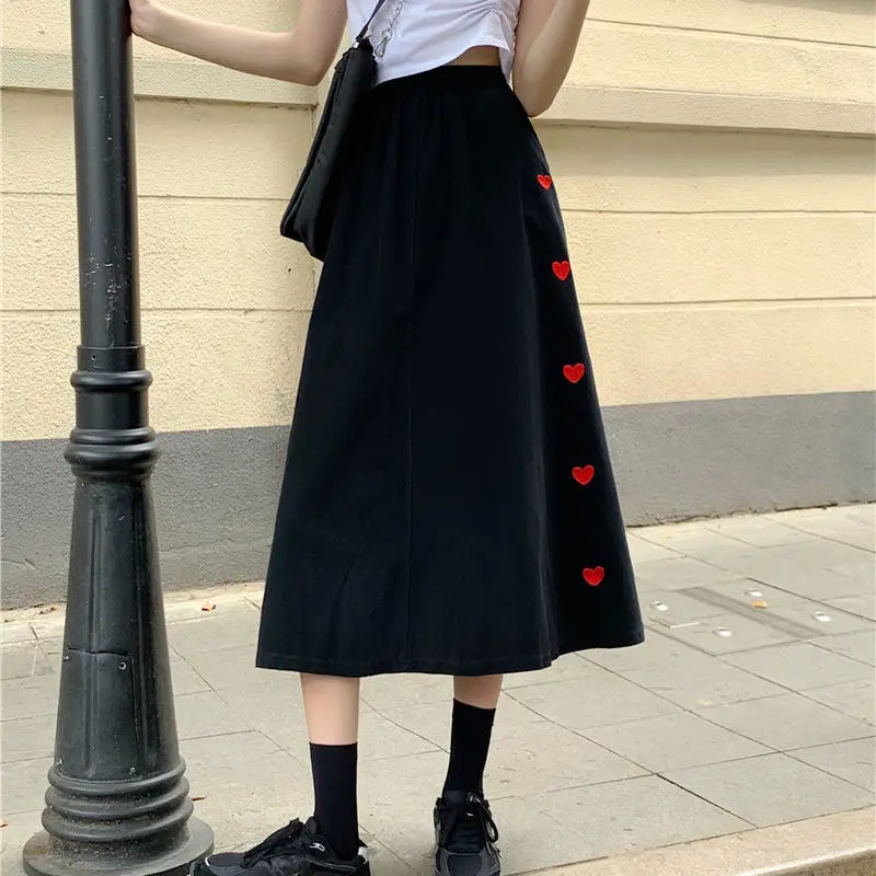 

Summer 2022 New Retro Japanese College Girl Middle Length High Waist Slim Love Embroidery Black A-line Skirt