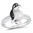 Женское кольцо с жемчугом и кристаллами