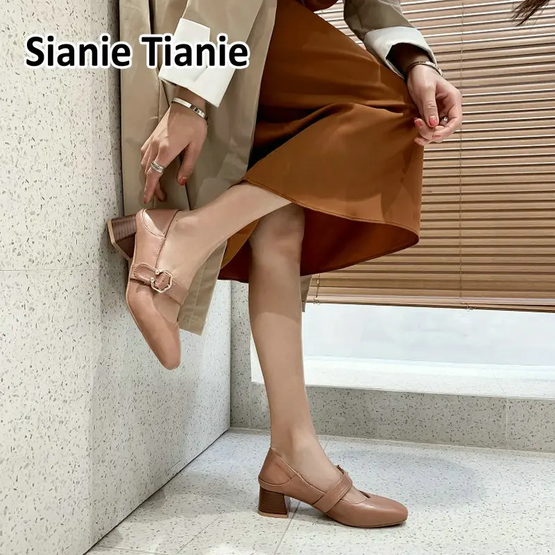 Женские туфли-лодочки с острым носком на высоком блочном каблуке ремешком и