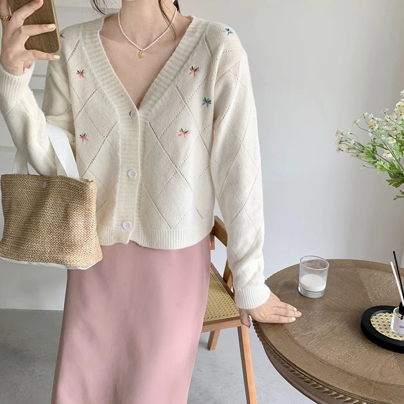 

2021 Women Sweater Sweet Flower Embroidery V Neck Short Cardigan Spring Autumn Cute Hollow-out Knitwear Sweaters Loose Sweaters