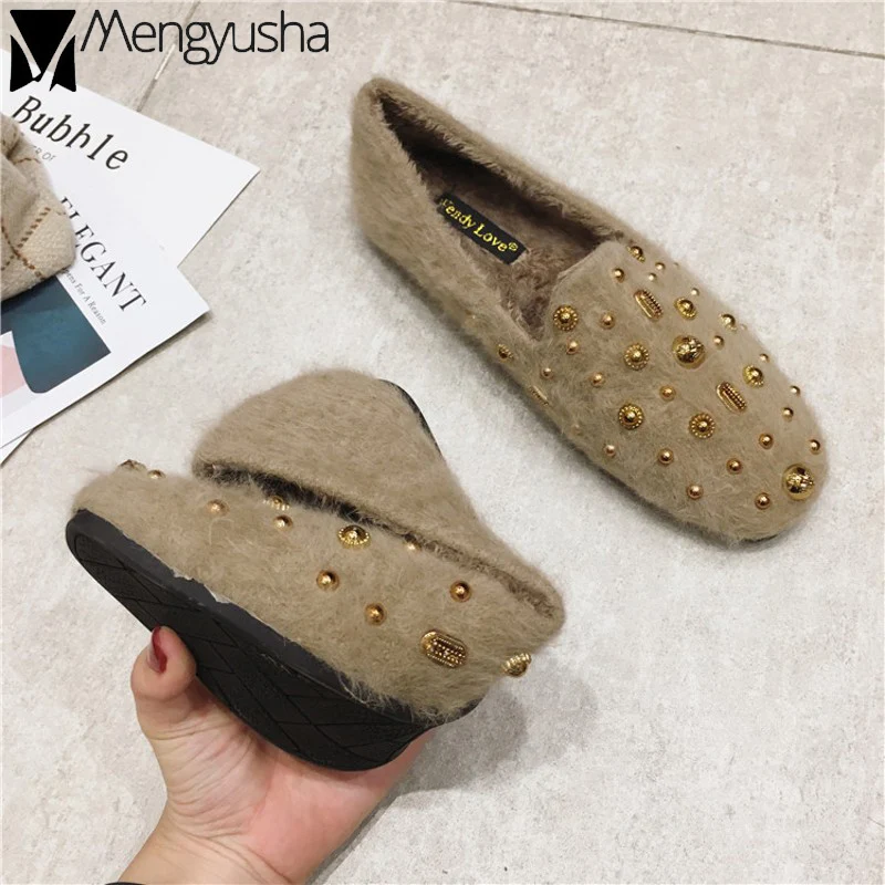 Брендовые зимние туфли с золотыми шипами плюшевые женские металлические черные