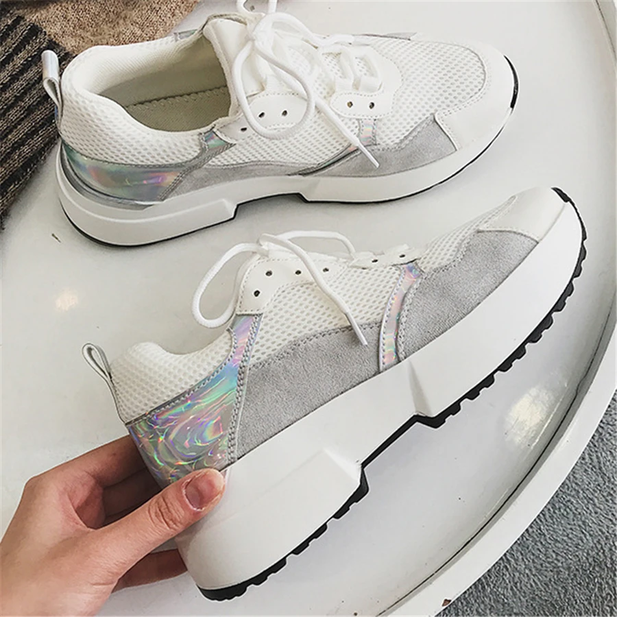 Белые кроссовки на платформе для женщин Сезон весна Женская спортивная обувь