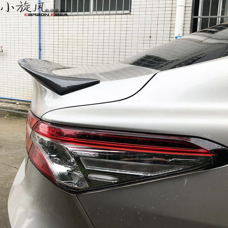 Для новой машины скорой помощи Toyota Camry настоящий спойлер из углеродного волокна