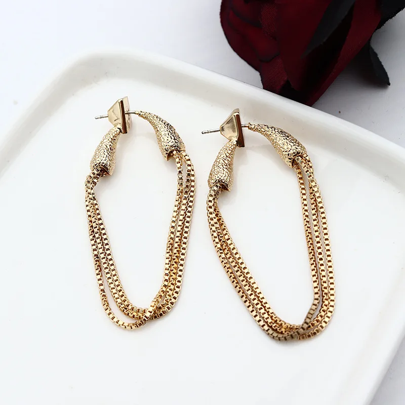 

Horn chain temperament earrings