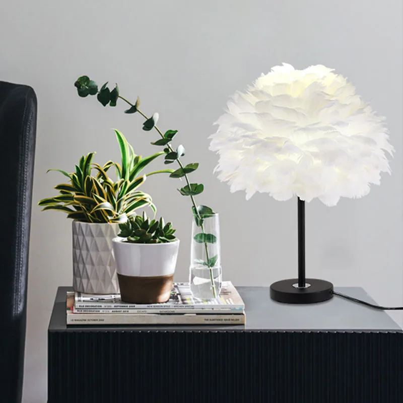 Лампа настольная с пером: современная лампа настольная со гусиными перьями для спальни, гостиной, макияжа, арт-деко и туалетного столика.