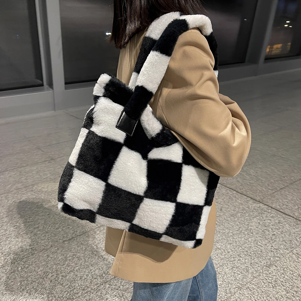 

Женская зимняя сумка, стеганые сумки на плечо с шахматным принтом, женская мягкая плюшевая Сумка-ведро, пушистые сумки для подмышек, вместит...