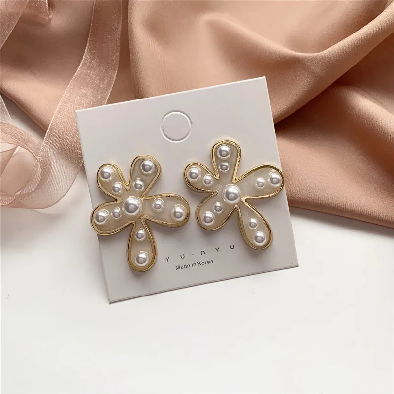 Модные серьги с жемчугом инкрустированные лепестками цветов корейские милые в
