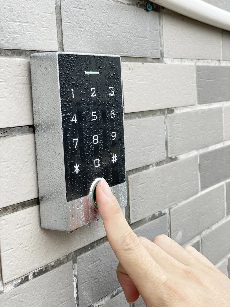 Биометрический контроллер доступа на металлической RFID-карте с клавиатурой и поддержкой WIFI через приложение Tuya, защищенный от воды и работающий автономно.