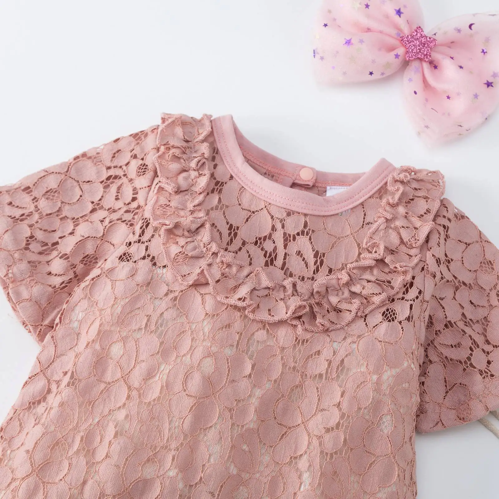 

Newborn Baby Girl Clothes Short Sleeve Lace Ruffled Collar Back Crotch Button Bodysuit Jumpsuit One-Piece Outfit Baby 0-18Months