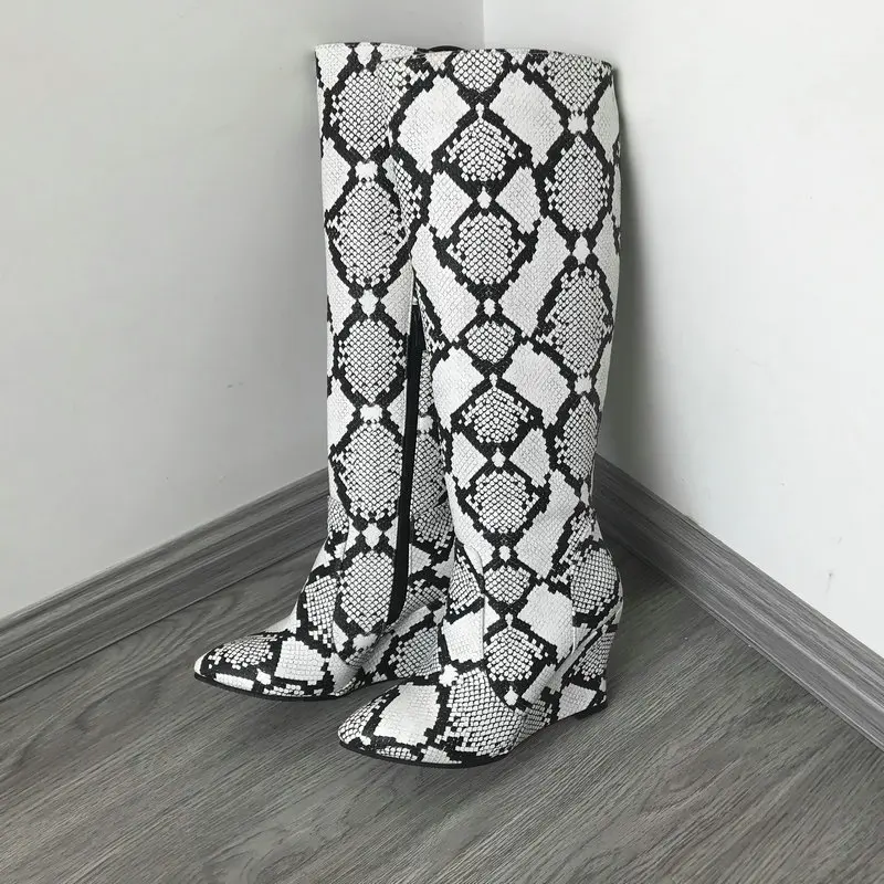 Красочная змея; женские сапоги до колена с принтом; комфортная танкетка; высокие сапоги на высоком каблуке; женские ковбойские сапоги; коллекция года; Сезон Зима; цвет синий, желтый