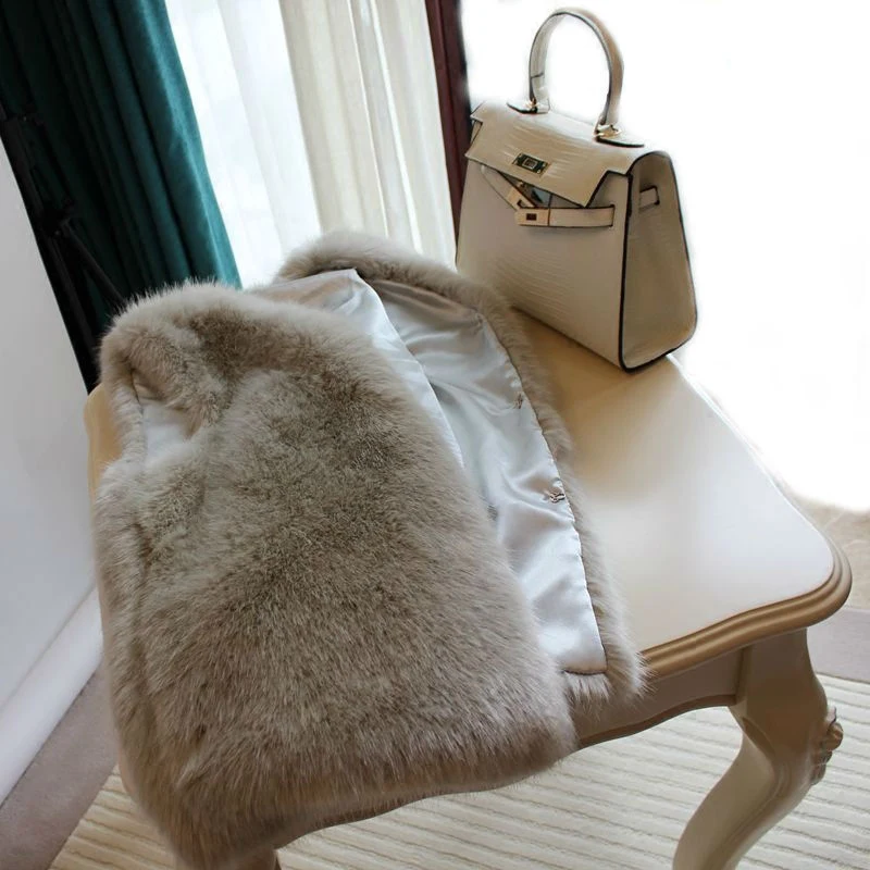 Женская жилетка из искусственного меха элегантная серая безрукавка с V-образным