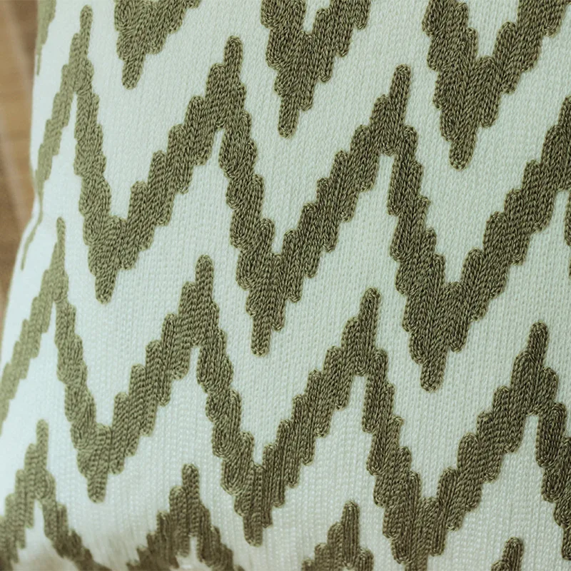 Вышитая наволочка с геометрическим орнаментом для автомобильного дивана