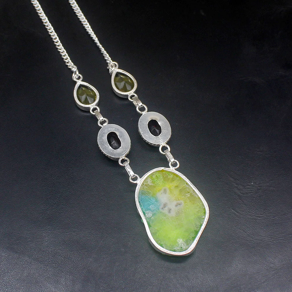 Украшения Gemstonefactory. Большая акция. Ожерелье на цепочке для дам из натурального кварца солнечного, граната и цитрина. Серебро 925 пробы. Длина 32 см. 20215096.