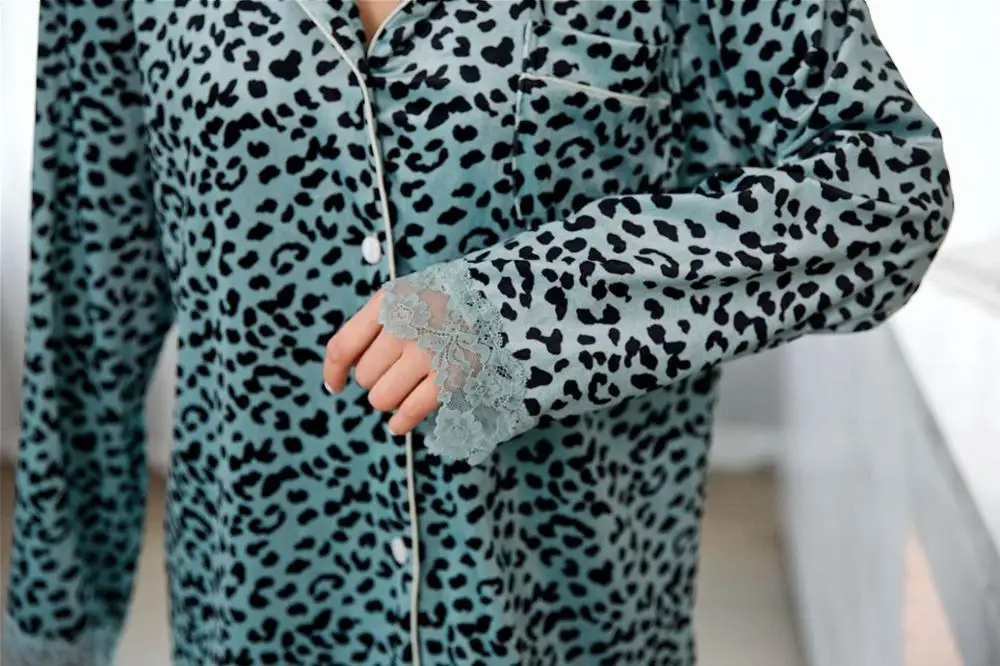 

2020 Ladies Leopard Print Long Sleeve Gold Velvet Pajama Set & Winter Gold Velvet Sleepwear Set & Long Two-piece Nightwear