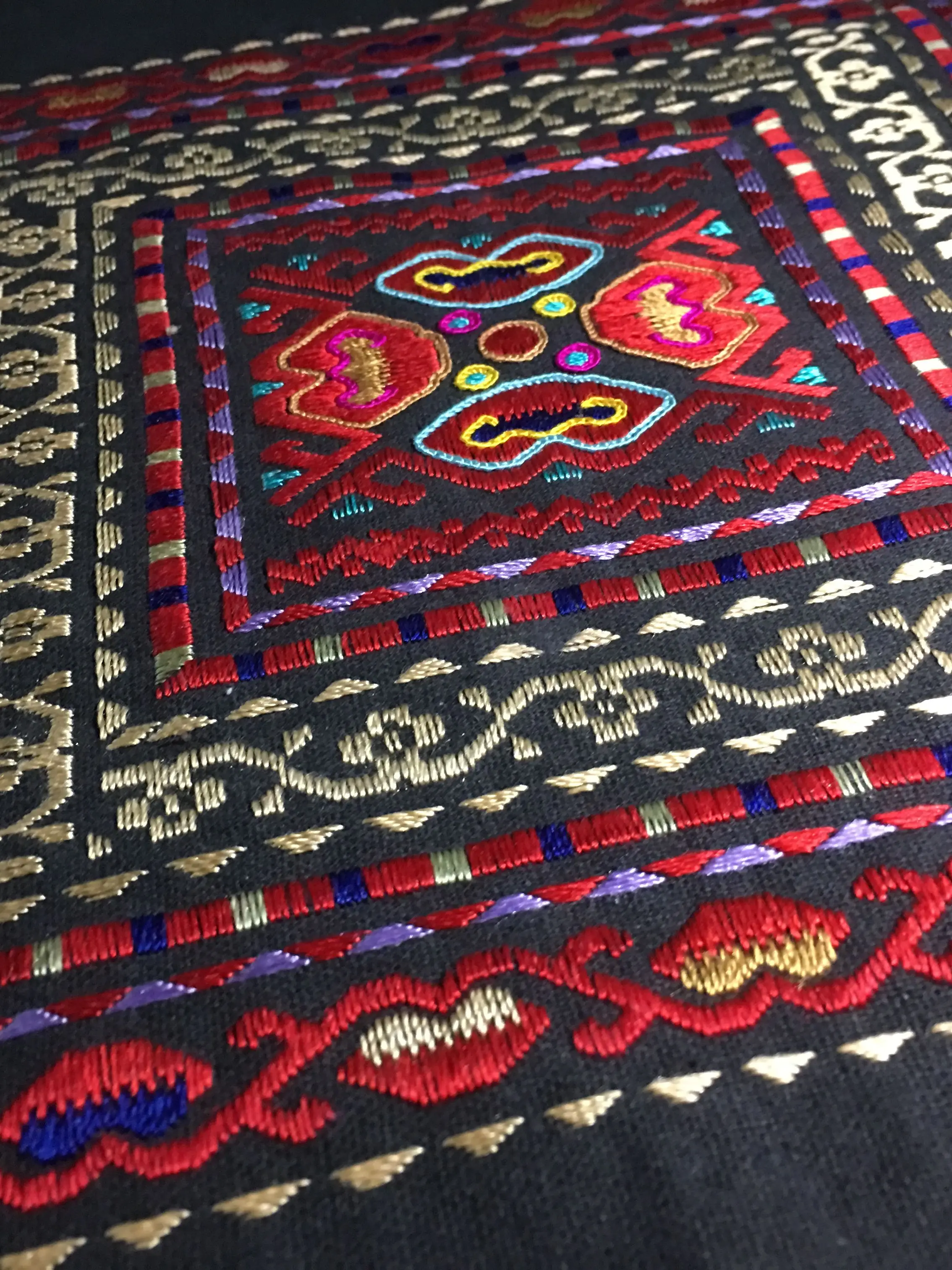 

Pure hand embroidery embroidery Boutique cultural and traditional culture ethnic characteristics clothing decorative items