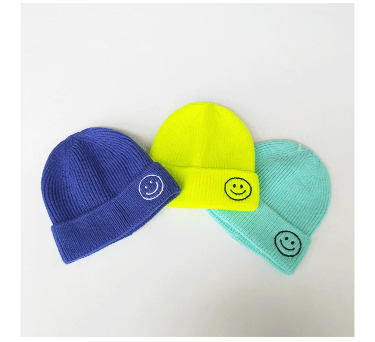 Вязаная шапка с вышивкой и изображением смайлика ярких цветов для родителей