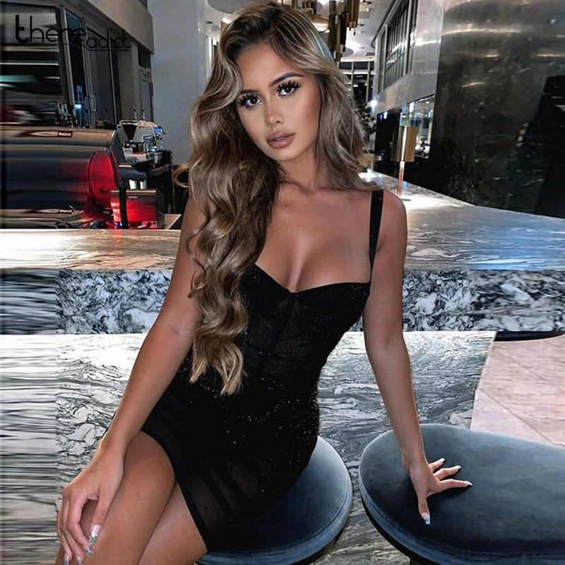 Блестящее облегающее платье на тонких бретельках с открытой спиной для