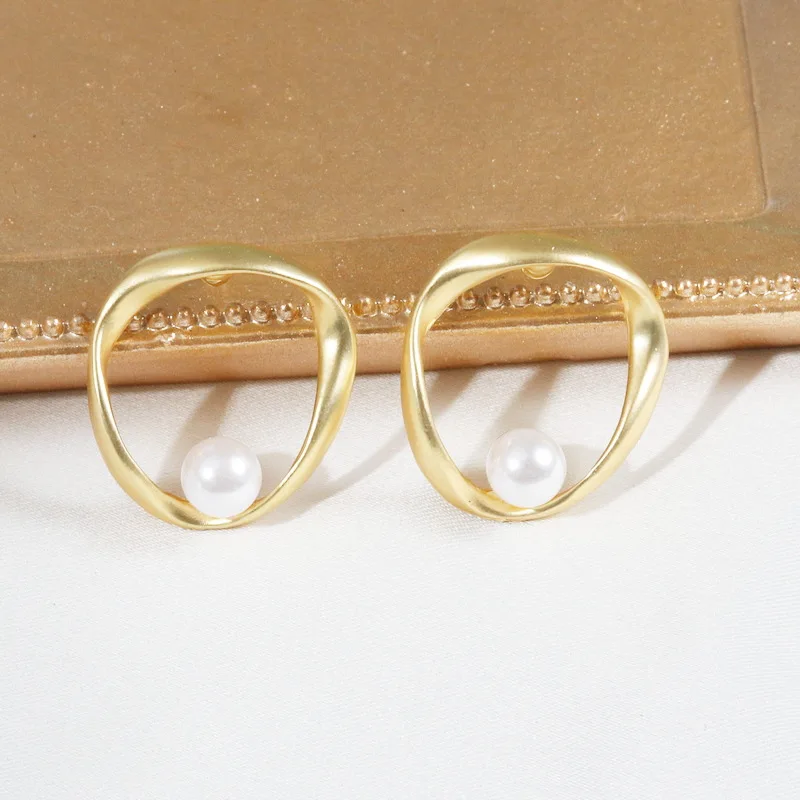 Женские серьги с жемчугом простые в стиле панк матовыми жемчужинами