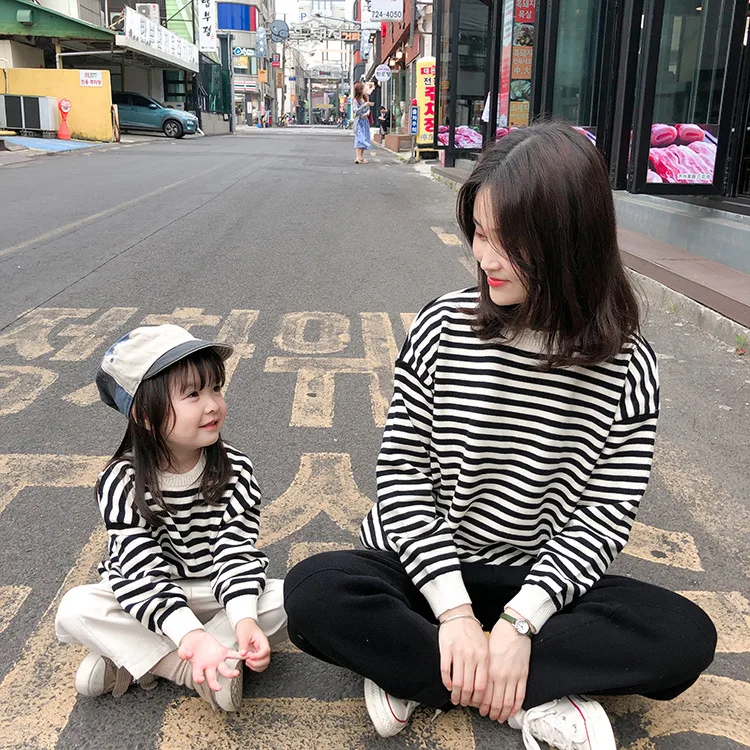 Детский свитер 2019 г. Осенние Семейные свитера в полоску комплекты для мамы и сына