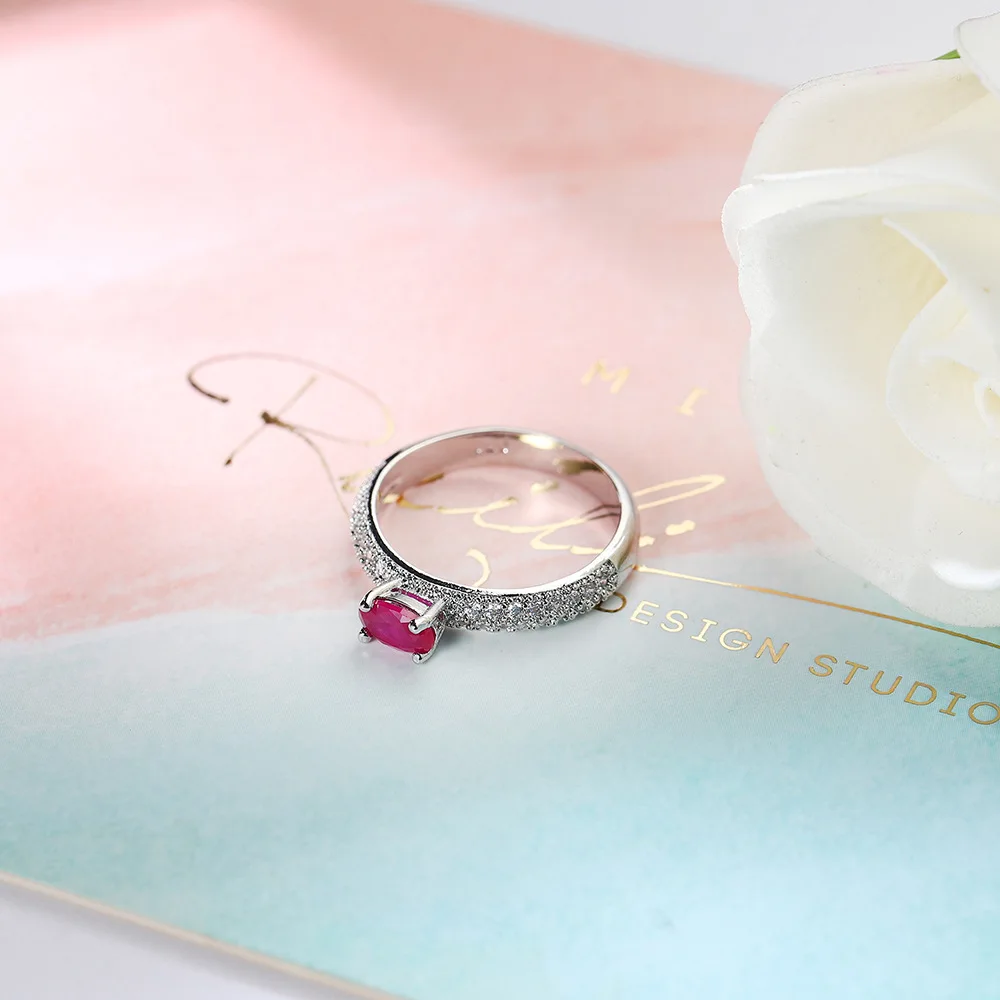 Кольцо обручальное женское с зеленым фианитом серебристого цвета | Украшения и