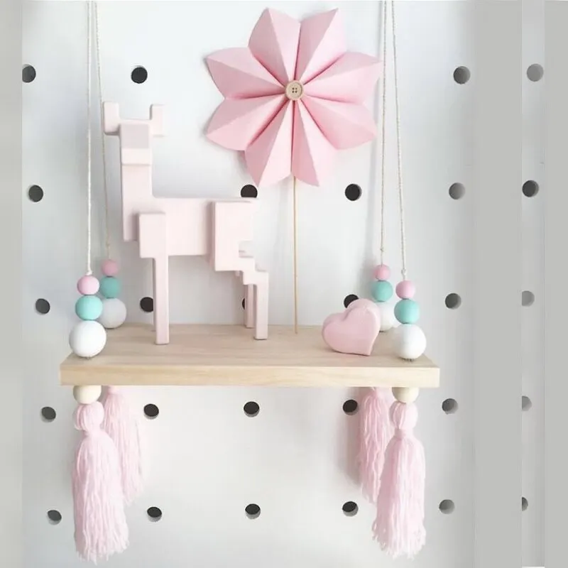 Деревянный стеллаж для хранения кисточек с бусинами в скандинавском стиле