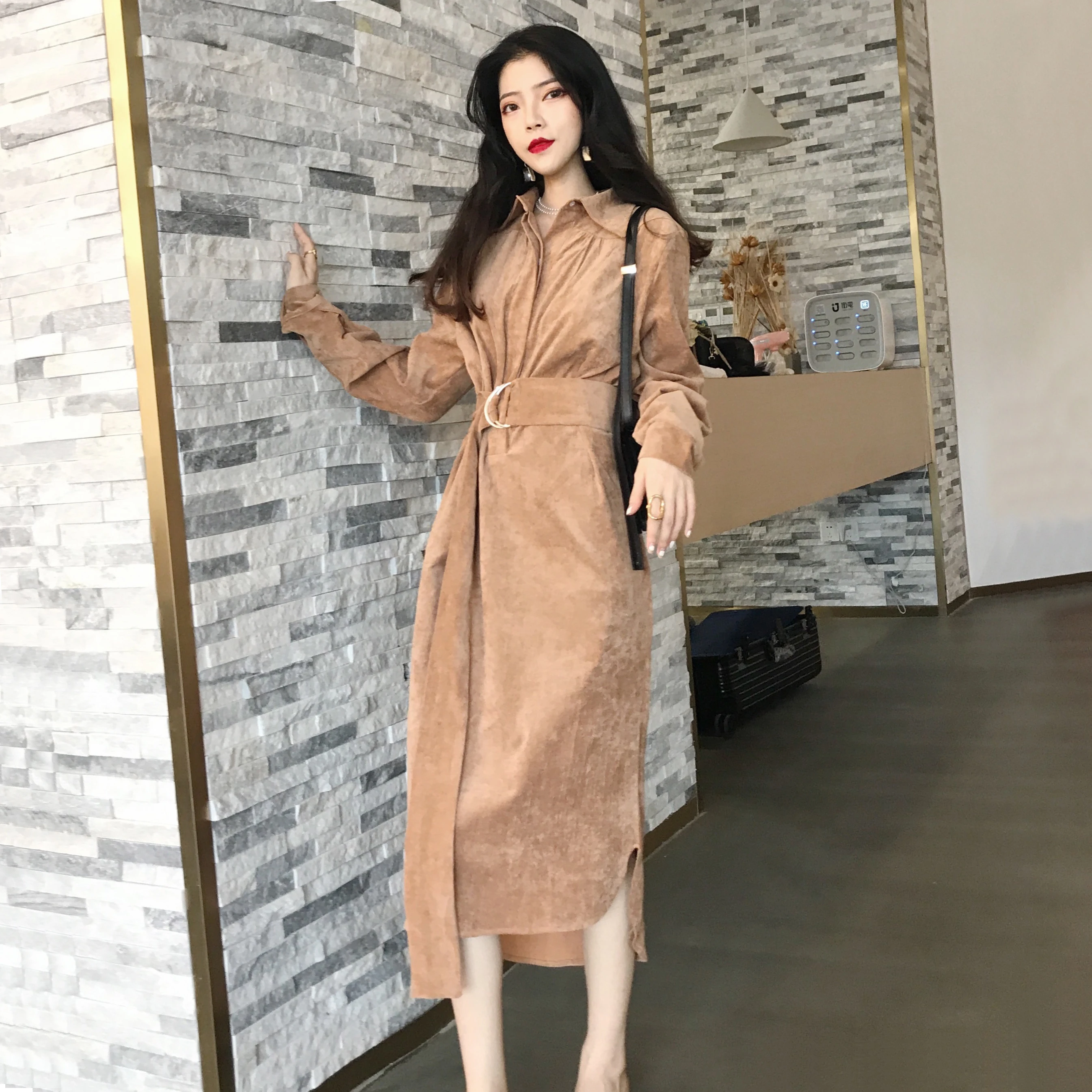 Платье женское вельветовое с отложным воротником приталенное длинное