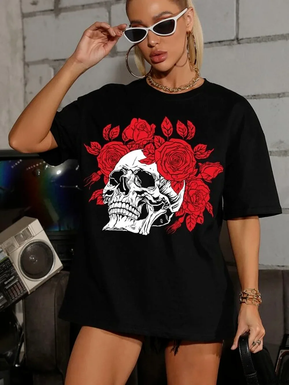 

Roses and Skull Print Oversized Women's T-shirt Loose-fitting Harajuku Simple Gothic Casual Street Style