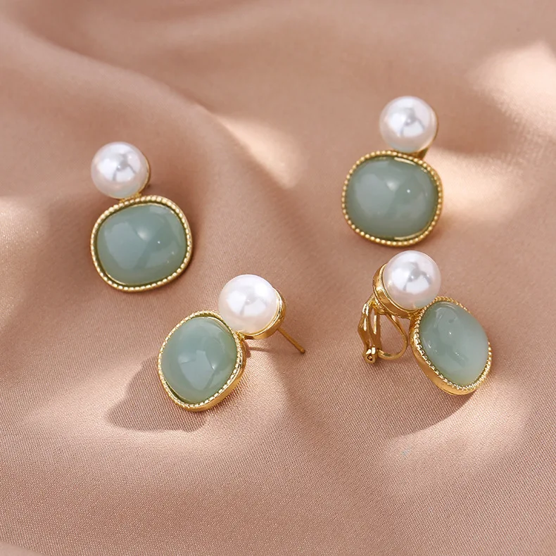 

Retro Simple Imitation Baroque Pearl Clip on Earrings Vintage Round Resin Green Srone Clip Earrings Without Piercing Female