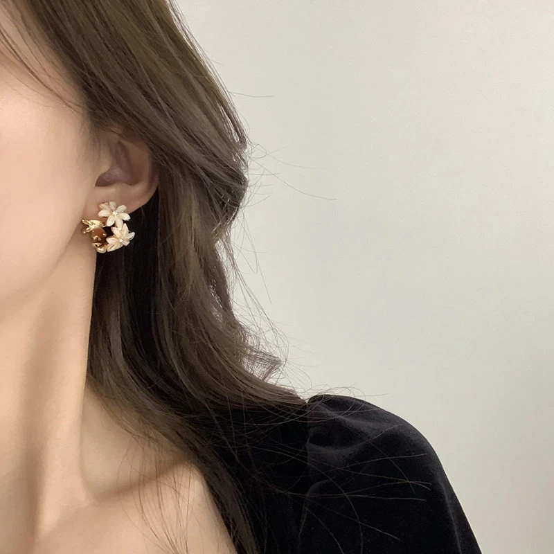

Elegant Sweet Korean Delicate Flower Crystal Hoop Earrings For Women Girls Cute Zircon Brincos Party Jewelry Gifts