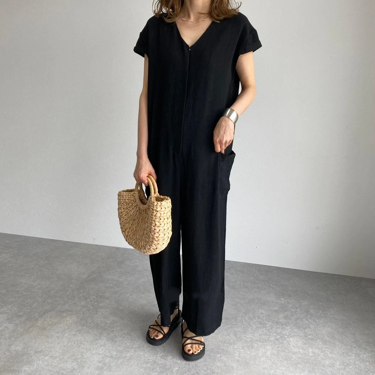 

VANOVICH Korean Japan Style Pure Color V-neck Casual Short-sleeved One-piece Trousers 2022 Summer New Style Women Jumpsuits