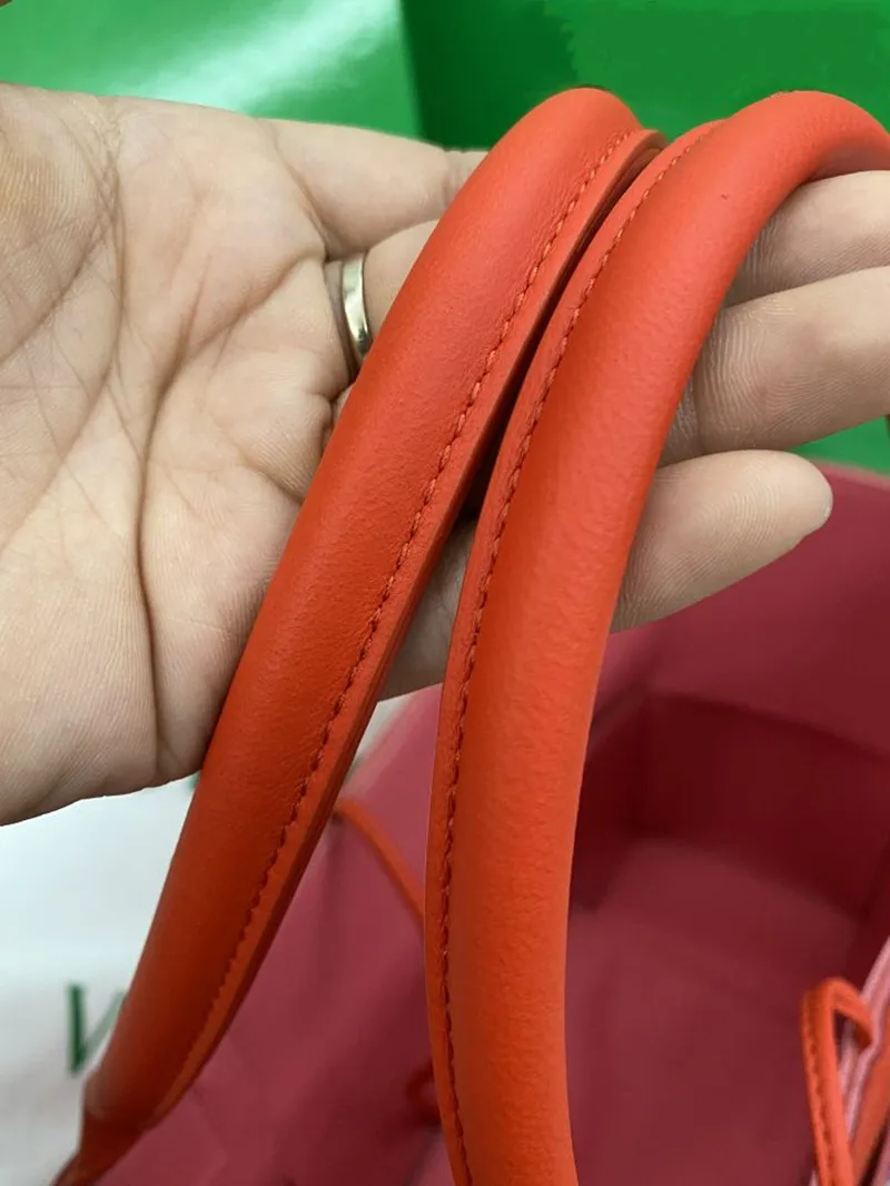 

2021 Ladies Leather Handbags Woven Quality Overall Concise Fashion