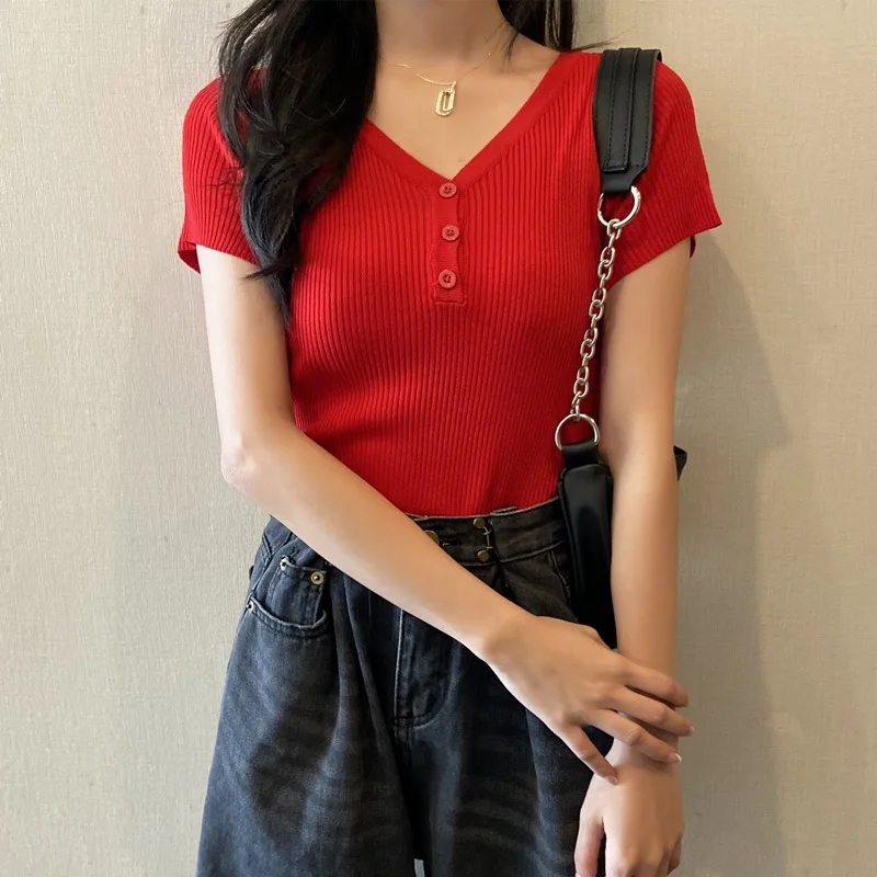 

Тонкая трикотажная футболка с коротким рукавом и V-образным вырезом