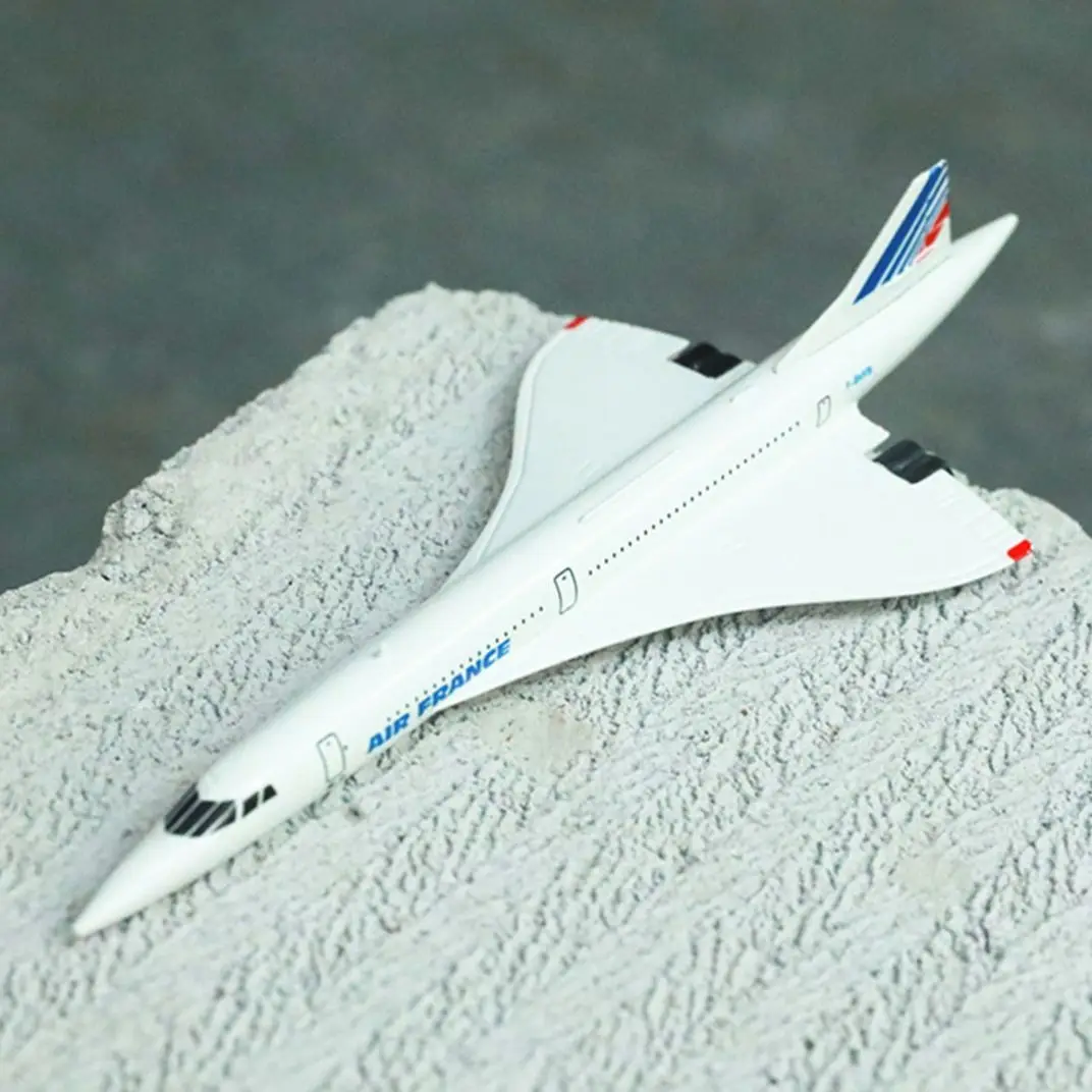 

Коллекционная миниатюрная сувенирная модель с подставкой, 15 см