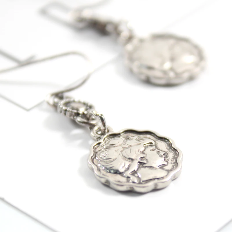 EM123 Korean Version Fashion Female Earrings Retro Coins Queen's Head Simple Temperament Round Drop Earring Jewelry Wholesale |