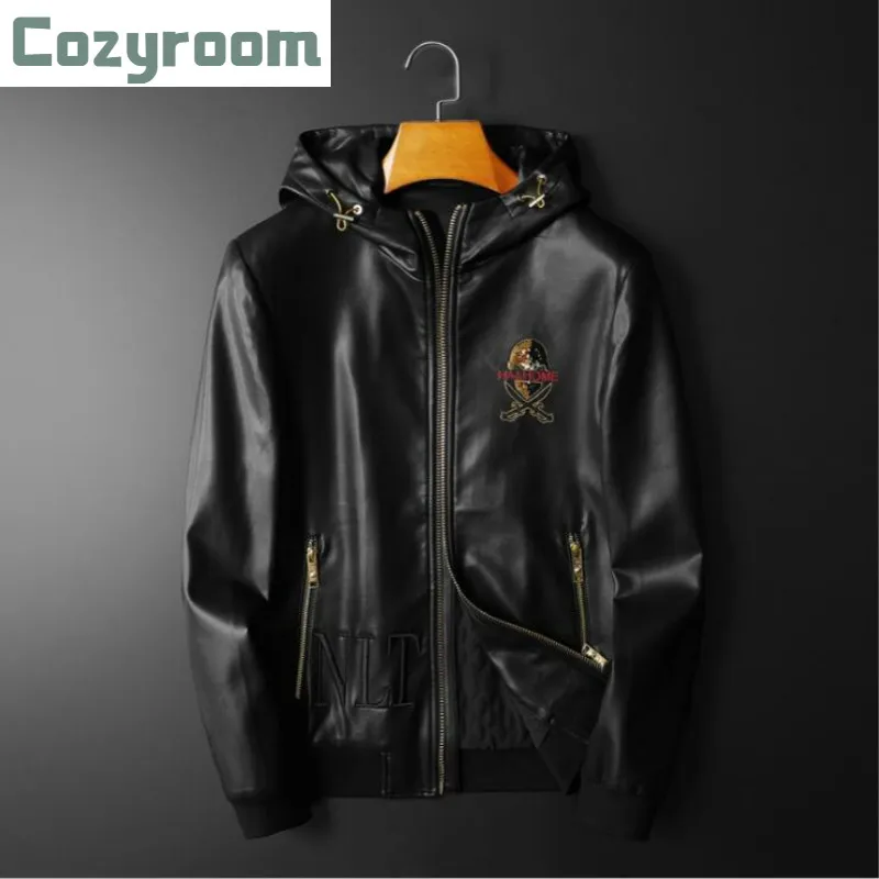 Мужская кожаная куртка с капюшоном черная приталенная пиратским бисером и