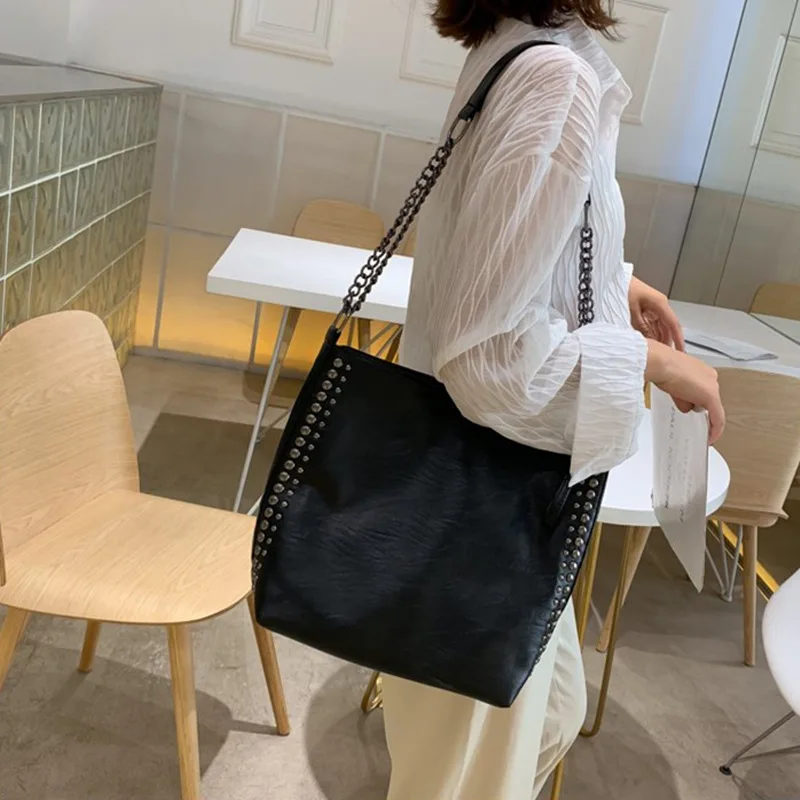 Женская сумка новинка 2019 через плечо с заклепками Большая вместительная